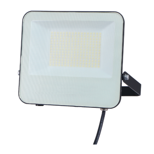 Naświetlacz SYRIUS LED 100W w kolorze czarnym, o wymiarach prostokątnych, z białą osłoną i diodami LED wewnątrz. Zainstalowany na metalowym uchwycie, z kablem zasilającym. Wodoodporny (IP65), z funkcją zmiany barwy CCT.