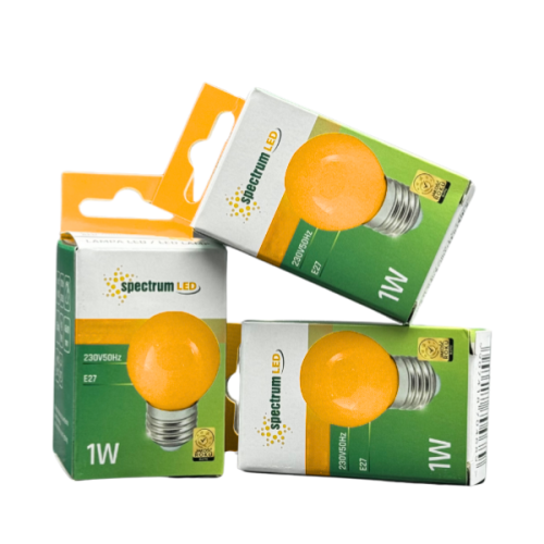 Zestaw trzech żarówek LED kulka E-27 1W 230V w żółtym kolorze. Opakowania z widocznymi napisami informacyjnymi, w tym dane techniczne oraz logo producenta. Żarówki mają tradycyjny kształt z metalowym gwintem.