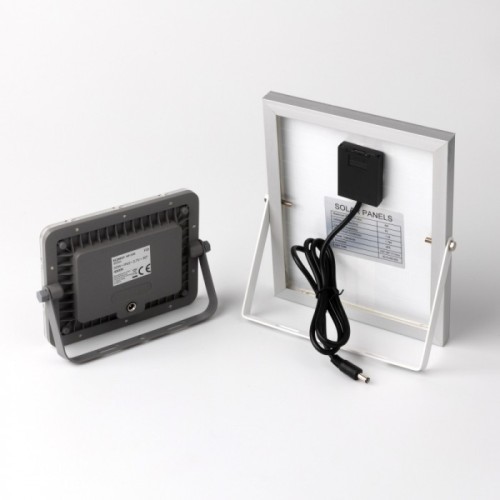Naświetlacz solarny LED 50W w neutralnej bieli, z tyłu z panelem solarnym, zamontowany na stojaku. Widoczny kabel połączeniowy oraz oznaczenia techniczne na panelu. Produkt leży na białym tle, ukazujący tylną stronę i akcesoria.