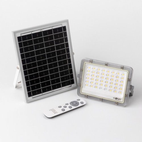 Naświetlacz solarny LED 50W z panelami słonecznymi, zdalnie sterowany. W zestawie biały reflektor z 50 diodami LED, czarny panel słoneczny na stojaku i pilot. Produkt na jasnym tle, w widoku frontalnym.
