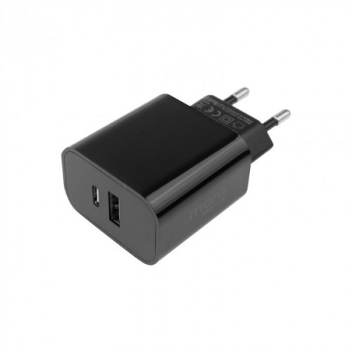 Ładowarka sieciowa 20W w kolorze czarnym z portami USB-A i USB-C. Ujęcie z boku pokazuje prostokątny kształt i metalowe wtyczki. Widoczne oznaczenia techniczne na górnej części. Przeznaczona do szybkiego ładowania urządzeń mobilnych.