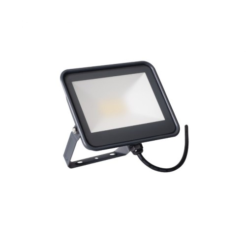 Naświetlacz LED IQ FL 20W w kolorze czarnym, prostokątny, z matową soczewką. Ustawiony na metalowej podstawie, z widocznym kablem zasilającym. Barwa światła neutralna, idealny do oświetlenia zewnętrznego.