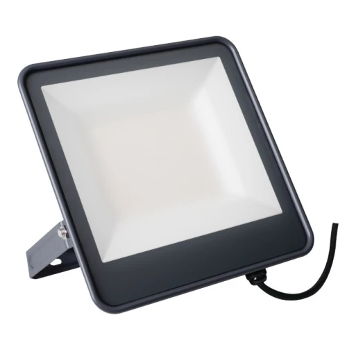 Naświetlacz LED FL 90W, o mocy 10800 lm, z obudową w kolorze czarnym i białą soczewką. Ujęcie frontalne, produkt ustawiony na nóżce. Przeznaczony do użytku zewnętrznego, klasa ochrony IP65.