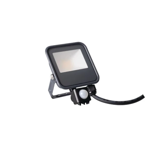 Naświetlacz LED FL 10W w kolorze czarnym z prostokątną, matową osłoną. Posiada czujnik ruchu oraz metalowy uchwyt montażowy. Produkt prezentowany z boku, z widocznym kablem zasilającym.