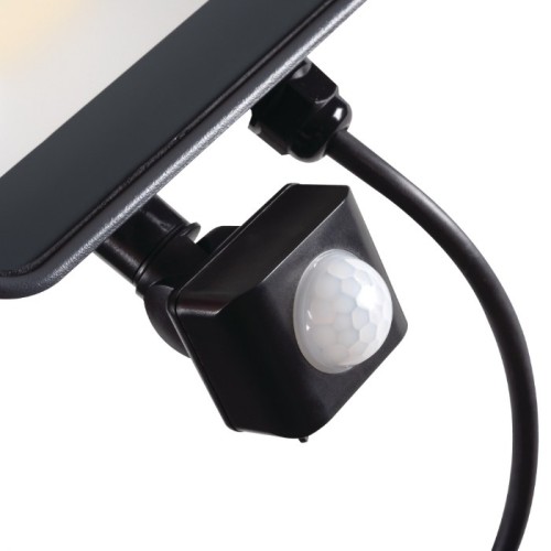 Naświetlacz IQ LED FL 30W z czujnikiem, w kolorze czarnym. Produkt z widocznym czujnikiem ruchu, zamontowany na ramieniu, z matowym kloszem. Ujęcie z boku, ukazujące detale konstrukcji oraz przewód zasilający.