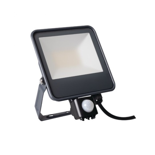 Naświetlacz LED FL 30W w kolorze czarnym z czujnikiem ruchu. Kwadratowa, płaska obudowa z matową soczewką, zamontowany na regulowanej podstawie. Kabel zasilający widoczny. Produkt przeznaczony do oświetlenia zewnętrznego oraz wewnętrznego.