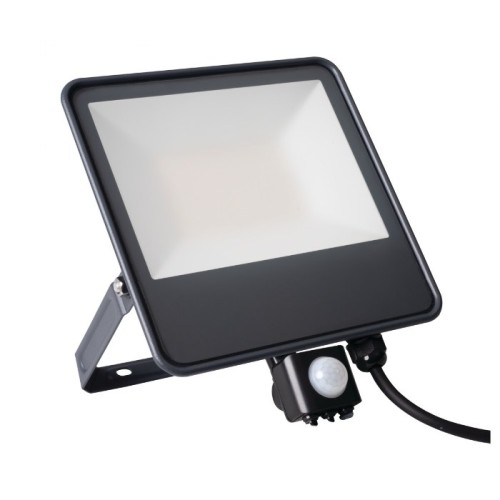 Naświetlacz LED FL 50W w kolorze czarnym, z prostokątną, matową soczewką, zintegrowanym czujnikiem ruchu oraz regulowanym uchwytem. Produkt widoczny z przodu, na jednolitym tle.