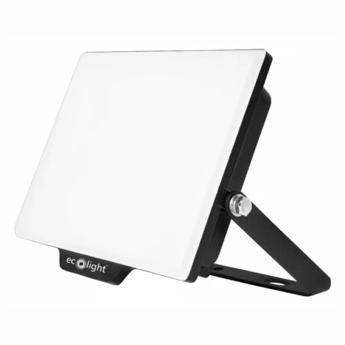 Naświetlacz NL-2 20W w neutralnym białym kolorze z prostokątną, płaską obudową. Ustawiony pod kątem na solidnym, czarnym stelażu. Widoczny logo ecoplight na podstawie. Idealny do oświetlenia zewnętrznego lub wewnętrznego.