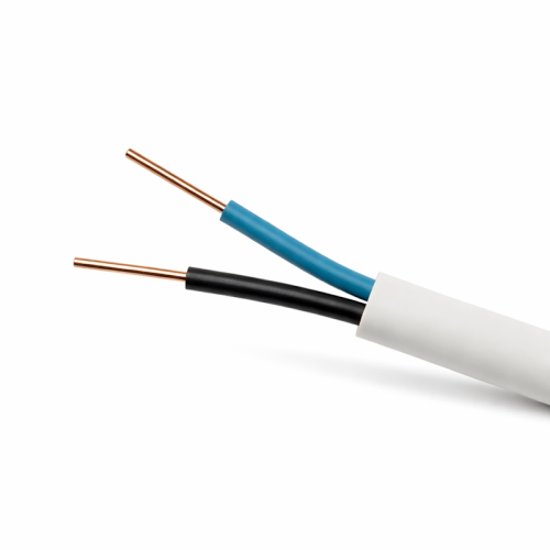 Przewód YDY 2x1,5 mm² 450/750V w białej izolacji, z widocznymi miedzianymi żyłami: niebieską i czarną. Ujęcie z boku, zbliżenie na końcówki żył, które są odsłonięte. Idealny do instalacji elektrycznych.