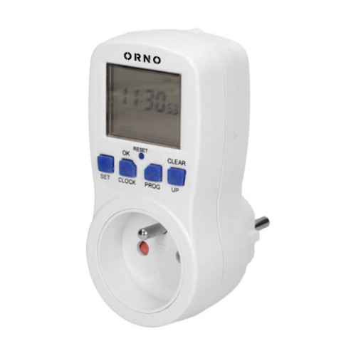 Programator czasowy elektroniczny Orno OR-PRE-409 w kolorze białym, z wyświetlaczem LCD i przyciskami: SET, CLOCK, PROG, UP, OK, RESET i CLEAR. Umożliwia ustawienie czasu, z gniazdkiem do wtyczek. Ujęcie frontalne.