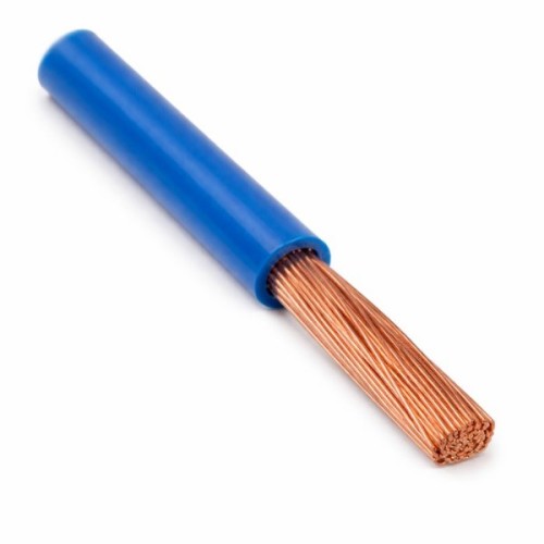Przewód LGY 2,5 mm² w niebieskiej izolacji, wykonany z miedzi, przeznaczony do instalacji elektrycznych. Widoczny w ujęciu z boku, z odsłoniętymi końcówkami miedzianych włókien. Dopuszczalne napięcie 450/750V.