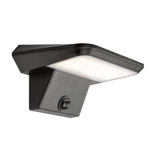 Kinkiet solarny QESA LED 10W w kolorze czarnym z czujnikiem ruchu. Posiada prostokątną, białą obudowę z teksturowanym kloszem, zamontowany pod kątem na ścianie. Idealny do oświetlenia zewnętrznego.