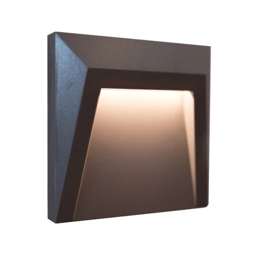 Lampa schodowa Holden LED 1W w kolorze ciemnoszarym, o nowoczesnym, kwadratowym kształcie z wycięciem w formie trójkąta. Umożliwia oświetlenie schodów, montowana na ścianie. Posiada stopień ochrony IP65, co gwarantuje odporność na wilgoć.
