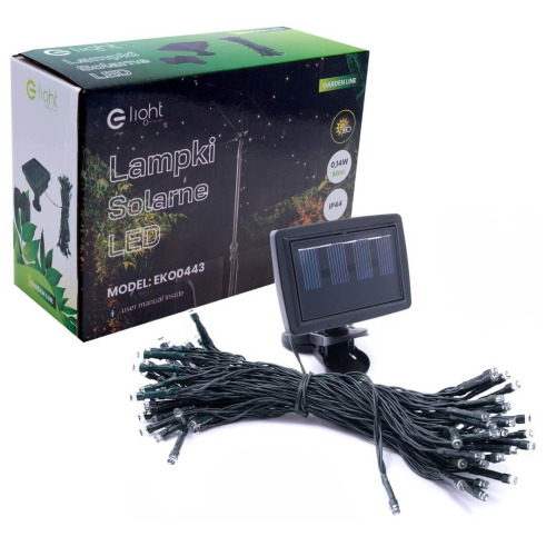 Lampki solarne EKO0443 na czarnym przewodzie, z panelem słonecznym na klipsie. Produkt w opakowaniu, przeznaczony do dekoracji przestrzeni pod parasolem ogrodowym. Widoczne logo i czytelny napis Lampki Solarne LED.