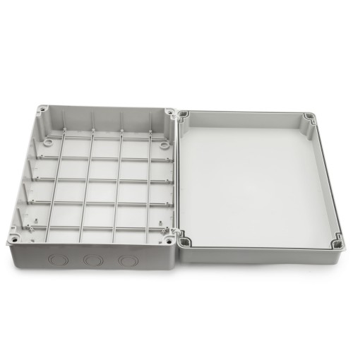 Puszka natynkowa S-BOX616 o wymiarach 300x220x120 mm, w kolorze szarym, z otwartą pokrywą. Wewnątrz widoczna siatka mocująca. Posiada trzy otwory na dławiki, brak dławików. Przeznaczenie: instalacje elektryczne, stopień ochrony IP65.