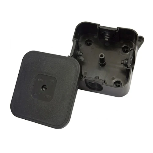 Czarna puszka natynkowa 85x85x35 mm, IP44, 400V, z czterema wlotami. Widoczna otwarta pokrywa, wnętrze z mocowaniami. Kąt ujęcia frontalny, na jednolitym tle. Idealna do instalacji elektrycznych w pomieszczeniach.