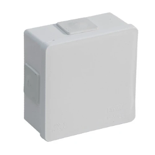 Puszka natynkowa 86x86x40 mm w kolorze białym, z czterema wlotami, wyposażona w dławiki gumowe. Ujęcie frontalne, produkt zamknięty, o prostokątnym kształcie, wykonany z materiału odpornego na warunki atmosferyczne (IP55).