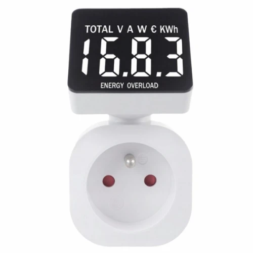 Miernik zużycia energii elektrycznej W-72036 w kolorze białym z cyfrowym wyświetlaczem. Pokazuje wartości: 16.8.3 oraz komunikat ENERGY OVERLOAD. Uchwyt do gniazdka z dwoma otworami. Prosty design, idealny do monitorowania zużycia energii.