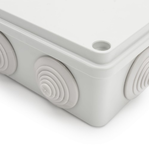 Puszka natynkowa szara o wymiarach 120x80x50 mm, z sześcioma dławikami. Ujęcie z boku, pokazujące detale pokrywy oraz dławiki w formie spiralnej. Produkt odporny na warunki atmosferyczne (IP55).