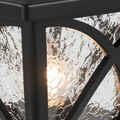 Lampa solarna Lawn IP44 o wysokości 44 cm, czarna obudowa z dekoracyjnymi, falistymi elementami. Przezroczysta, teksturowana szyba z efektem wody, podświetlająca wnętrze lampy. Widok z boku, ukazujący szczegóły konstrukcji.