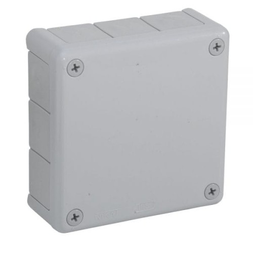Puszka natynkowa o wymiarach 118x118x46 mm w kolorze popielatym, z 12 wlotami i dławikami gumowymi, montowana na ścianie. Kąt ujęcia frontalny, produkt zamknięty, widoczne śruby mocujące.
