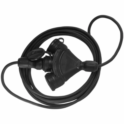 Przedłużacz budowlany z trzema gniazdami, IP54, 16A, 3x1,5 mm, o długości 5 m. Ułożony w formie pętli, z widocznymi gniazdami w kształcie okrągłym i gumową osłoną. Czarne przewody zapewniają trwałość i odporność na warunki atmosferyczne.