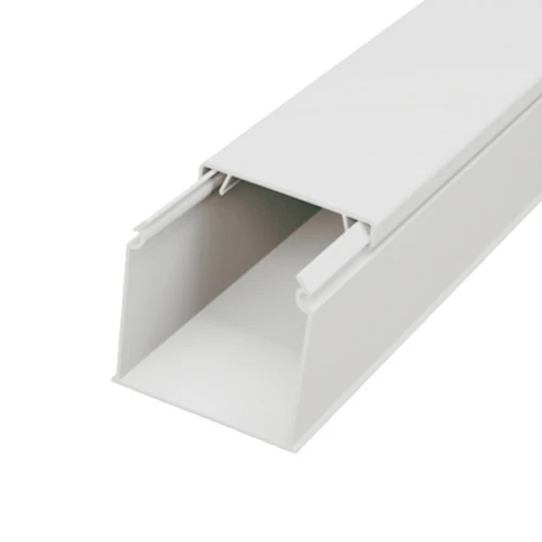 Listwa instalacyjna kanał kablowy w kolorze białym, o wymiarach 32x15 mm, długości 2 m, z otwartą górną częścią, umożliwiająca łatwe wkładanie i prowadzenie kabli. Produkt leży poziomo na jasnym tle.