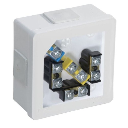 Puszka natynkowa 86x86x40 mm w kolorze białym, z czterema wlotami. Widoczne zaciski do podłączeń, w tym elementy w kolorach niebieskim i żółtym. Produkt zamontowany w pozycji stojącej, z płaskim, prostokątnym kształtem.