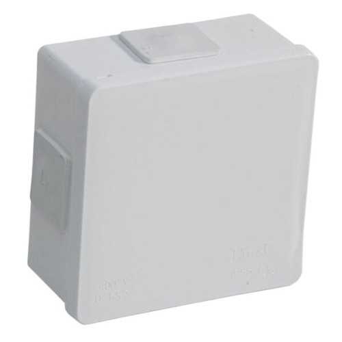 Puszka natynkowa o wymiarach 86x86x40 mm, w kolorze białym, z czterema wlotami i dławikami gumowymi. Ujęcie frontalne, ma prostokątny kształt, z oznaczeniami technicznymi. Idealna do montażu w warunkach zewnętrznych z klasą ochrony IP55.