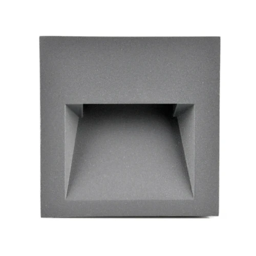 Lampa schodowa podtynkowa Q7 3W IP54 w kolorze szarym, kwadratowa, z wnęką o zaokrąglonych krawędziach. Ujęcie frontalne, widoczny detal wnętrza lampy. Przeznaczona do montażu w ścianach, zapewnia oświetlenie schodów.
