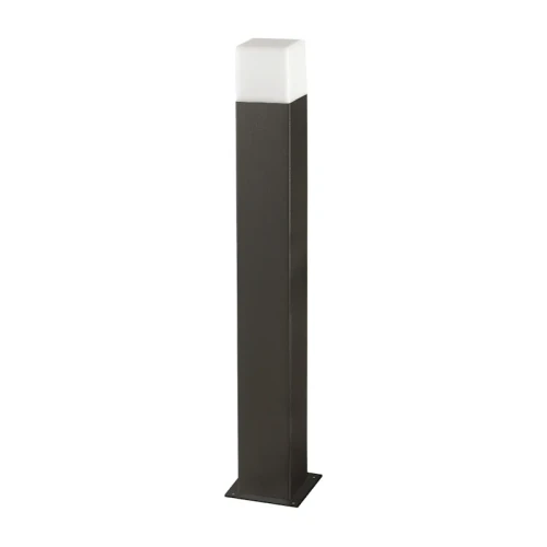 Lampa ogrodowa stojąca New York o wysokości 74 cm w kolorze grafitowym. Posiada prostokątny, metalowy korpus i biały, półprzezroczysty klosz na górze. Ujęcie frontalne, lampa ustawiona pionowo na kwadratowej podstawie.