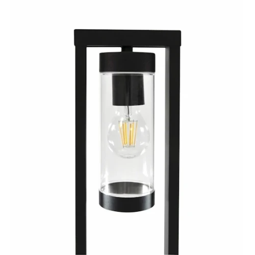 Lampa ogrodowa stojąca SPECTRA o wysokości 80 cm w kolorze czarnym. Posiada przezroczystą osłonę z szkła, w której znajduje się żarówka o żółtej barwie. Montaż w formie słupka, z prostokątną podstawą.