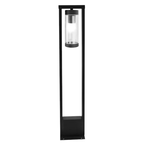 Lampa ogrodowa stojąca SPECTRA o wysokości 80 cm, w kolorze czarnym. Ma prostokątną podstawę oraz szklany klosz z metalowym wykończeniem, umieszczony w górnej części. Produkt prezentowany frontalnie, na jednolitym tle.