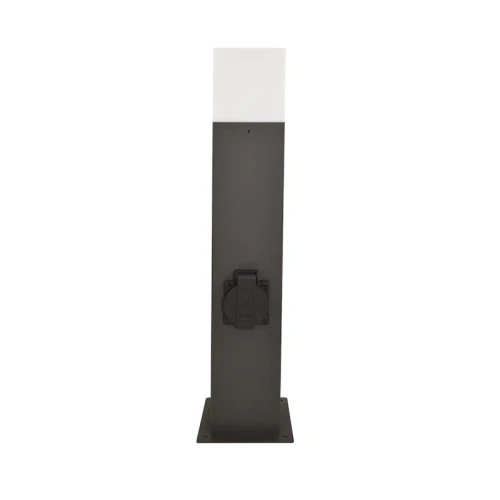 Lampa ogrodowa stojąca New York o wysokości 44 cm w kolorze grafitowym z białym kloszem. Posiada gniazdo zewnętrzne. Produkt ukazany w ujęciu frontalnym, stojący na podłożu, z widoczną podstawą montażową.