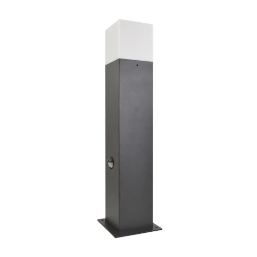 Lampa ogrodowa stojąca New York o wysokości 44 cm, w kolorze grafitowym z białym kloszem u góry. Posiada czujnik ruchu i zmierzchu, zamontowana na kwadratowej podstawie. Widok z boku, produkt o prostokątnym kształcie, z przyciskiem na obudowie.
