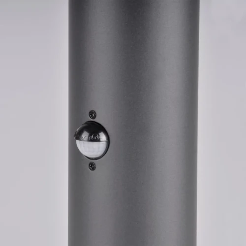 Lampa ogrodowa słupek DALLAS E27 o wysokości 44 cm w kolorze grafitowym, wyposażona w czujnik ruchu i zmierzchu, z widoczną srebrną soczewką czujnika na metalowej obudowie.
