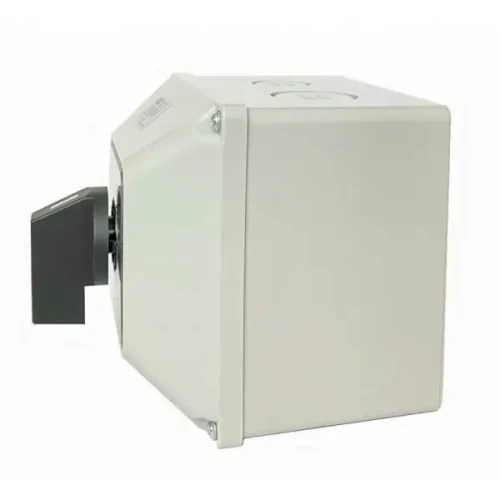 Łącznik krzywkowy 16A L-0-P 3P w obudowie IP65, widok z boku. Produkt w metalowej, szarej obudowie z oznaczeniami na górze. Widoczny czarny przycisk i elementy montażowe. Obudowa odporna na warunki atmosferyczne.