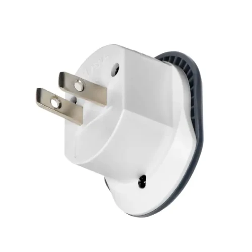 Adapter podróżny z wtyczką amerykańską typu A i B, umożliwiający podłączenie urządzeń do prądu 110-230V, 10A. Widok z boku, z wyraźnie widocznymi dwoma metalowymi bolcami oraz zaokrąglonym kształtem obudowy.