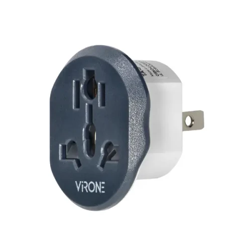 Adapter podróżny USA 110-230V z amerykańską wtyczką typu A i B. Przednia część w kolorze szarym z trzema otworami, wtyczka z białego plastiku. Idealny do użytku w podróży, umożliwia podłączenie urządzeń elektronicznych.