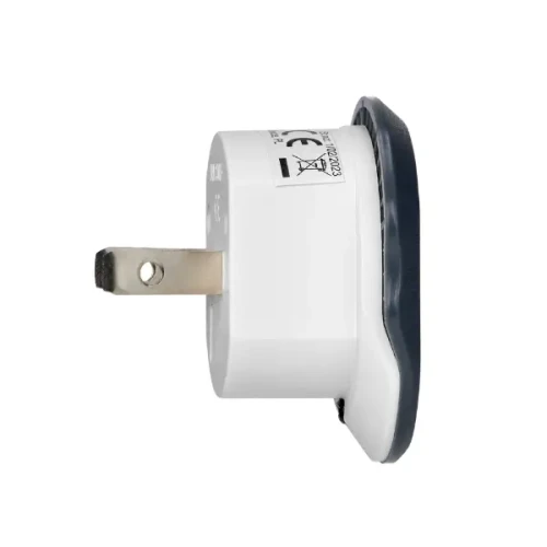 Adapter podróżny USA z wtyczką amerykańską (typ A, B) w kolorze białym z szarym brzegiem, przystosowany do napięcia 110-230V i 10A. Ujęcie z boku, ukazujące jeden metalowy styk i zaokrąglony kształt.