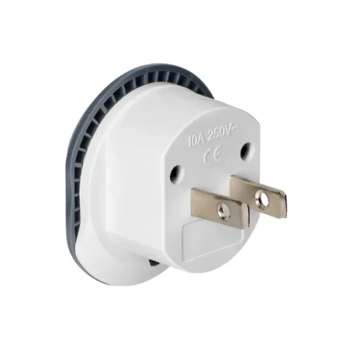 Adapter podróżny z amerykańską wtyczką typu A i B, z białą obudową i szarym tyłem. Oznaczenie: 10A 250V. Ujęcie z boku, ukazuje dwie metalowe końcówki wtyczki. Idealny do użytku w USA, umożliwia podłączenie urządzeń 110-230V.