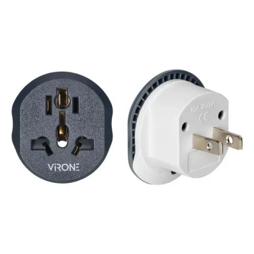 Adapter podróżny USA 110-230V 10A z wtyczką amerykańską (typ A, B). Z przodu czarna część z otworami i metalowymi stykami, z tyłu biała wtyczka z dwoma pinami. Kąt ujęcia z boku, ukazuje szczegóły obu stron.