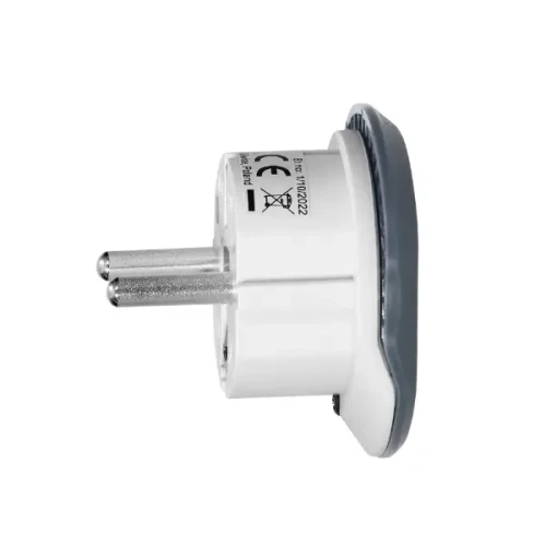 Adapter podróżny EU 230V 13A z wtyczką europejską (typ E/F), w kolorze białym z szarym brzegiem. Ujęcie z boku, pokazujące dwa metalowe bolce oraz oznaczenia na obudowie. Produkt przeznaczony do użytku z urządzeniami elektrycznymi w Europie.