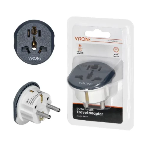 Adapter podróżny EU 230V 13A z wtyczką typu E/F. Z przodu widoczne dwa bolce do podłączenia oraz otwory na inne wtyczki. Produkt w opakowaniu, z logo VIRONE oraz napisem GO to Europe Travel adapter. Kolor biały i ciemnoszary.