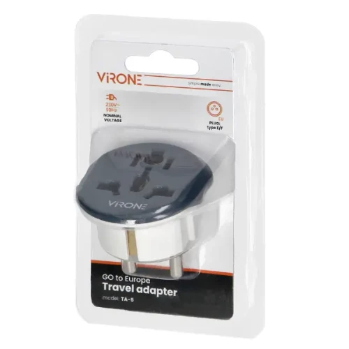 Adapter podróżny EU 230V 13A z wtyczką typu E/F, w opakowaniu. Widoczna czarna górna część z trzema otworami, metalowa końcówka. Na opakowaniu informacje o napięciu i modelu. Prosty, funkcjonalny design, przeznaczony do użytku w Europie.