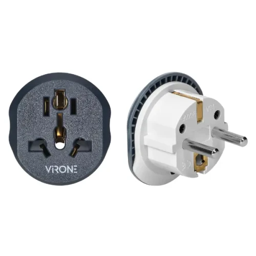 Adapter podróżny EU 230V 13A z wtyczką europejską (typ E/F) w kolorze szarym i białym. Z przodu widoczna jest wtyczka z trzema otworami, z tyłu dwa metalowe bolec. Produkt leży na białym tle, ukazując detale konstrukcji.
