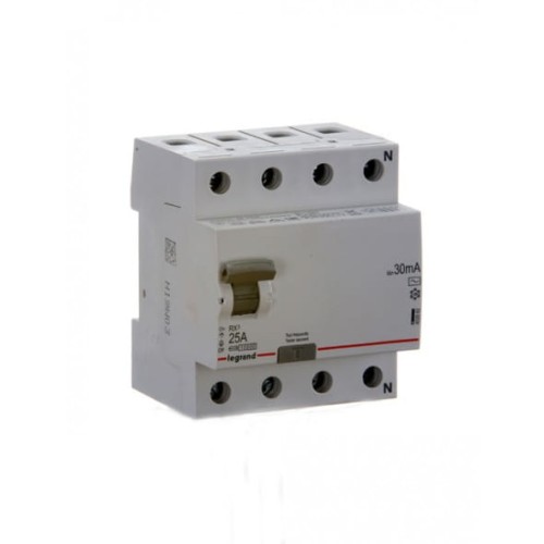 Wyłącznik różnicowoprądowy 4P 25A AC P304 RX3 Legrand w kolorze białym, z dźwignią i oznaczeniami. Umieszczony w pozycji stojącej, z czterema gniazdami na przewody. Na obudowie informacje o parametrach, w tym maksymalny prąd 25A i czułość 30mA.