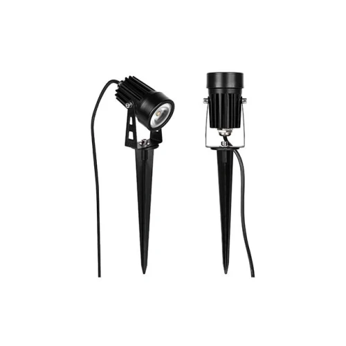 Reflektor solarny ogrodowy, zestaw 4 sztuk. Czarne lampy LED z wbijanymi nóżkami, o cylindrycznym kształcie. Widoczny przewód zasilający, montowane pionowo, idealne do oświetlenia ogrodu lub ścieżek.