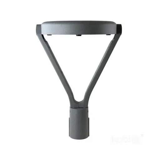 Lampa parkowa KOBI LED NEXPARK G2 w kolorze szarym, o nowoczesnym, trójkątnym kształcie. Zainstalowana w pozycji pionowej, przeznaczona do montażu. Posiada klasyfikację IP66, co zapewnia odporność na warunki atmosferyczne.
