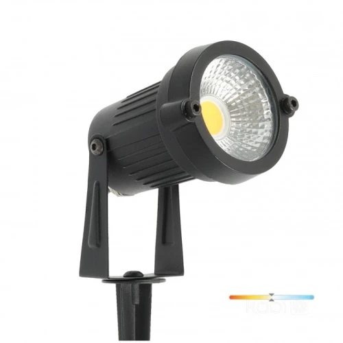 Reflektor ogrodowy LED BLAKE 5W 4000K IP65 w kolorze czarnym, z okrągłą głowicą i przezroczystą soczewką. Ustawiony pod kątem, z widocznym mocowaniem na słupku, idealny do oświetlenia przestrzeni zewnętrznych.